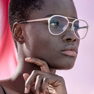 Femme africaine lunette vue chez Optique Croix Souris